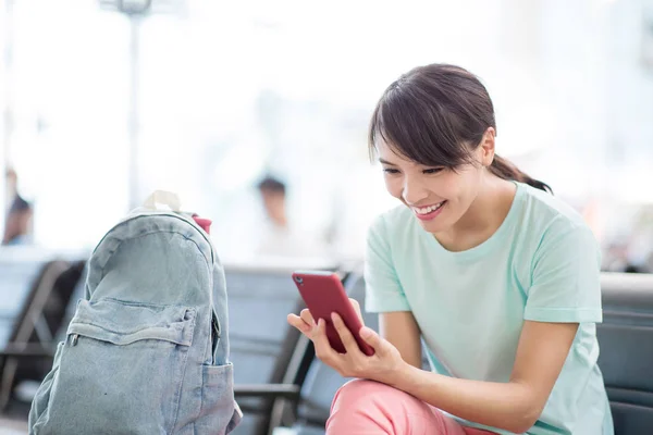 Vrouw Zitten Gebruik Van Telefoon Gelukkig Het Station — Stockfoto