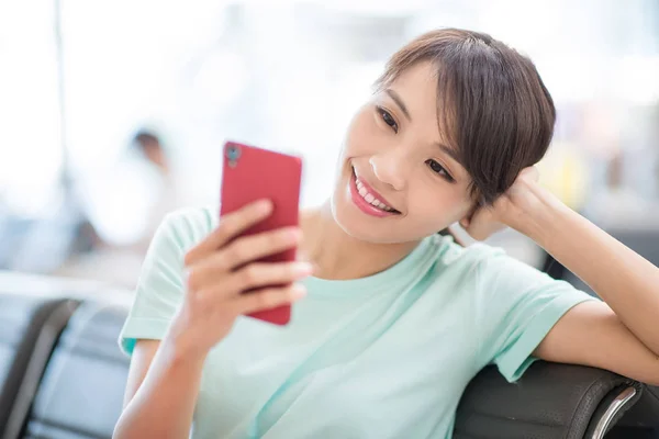 Kvinne Sitte Bruke Telefon Lykkelig Stasjonen – stockfoto