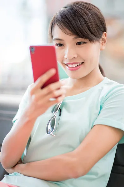 Vrouw Zitten Gebruik Van Telefoon Gelukkig Het Station — Stockfoto