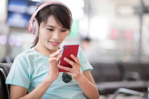 Mulher Usar Telefone Ouvir Música Assistir Vídeo Estação — Fotografia de Stock