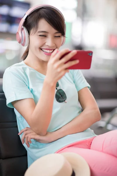 Mulher Usar Telefone Ouvir Música Assistir Vídeo Estação — Fotografia de Stock