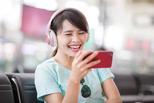 Vrouw Gebruik Van Telefoon Luisteren Muziek Bekijk Video Het Station — Stockfoto