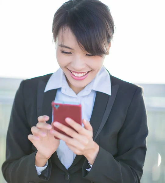 駅でのビジネス女性使用電話 — ストック写真