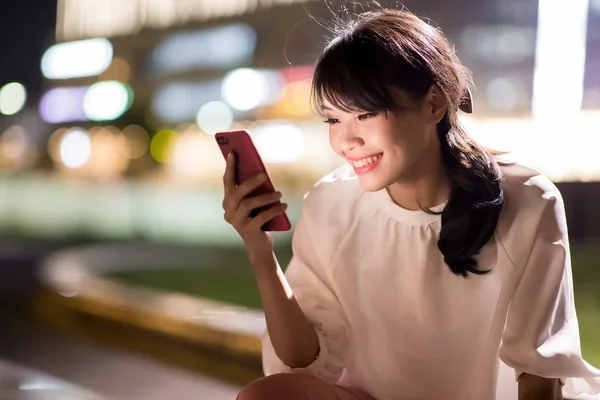 Donna Utilizzare Telefono Felicemente Con Centro Commerciale Notte — Foto Stock