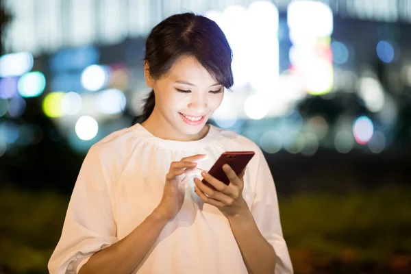 Kobieta Wykorzystanie Inteligentnego Telefonu Szczęśliwie Nocy — Zdjęcie stockowe