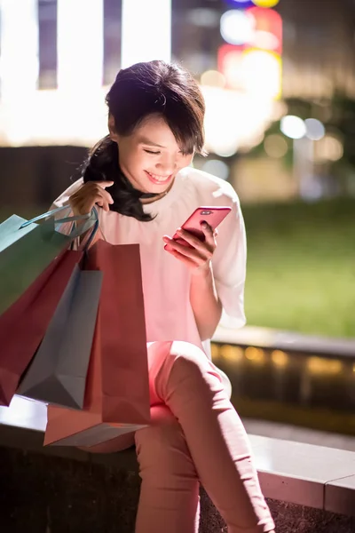 Vrouw Gelukkig Gebruik Van Telefoon Neem Een Boodschappentas — Stockfoto