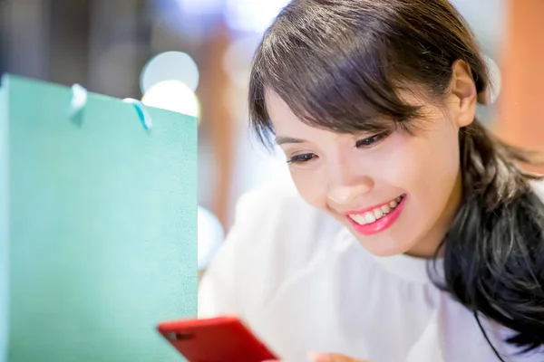 Vrouw Gebruik Telefoon Gelukkig Met Haar Boodschappentas Het Restaurant — Stockfoto