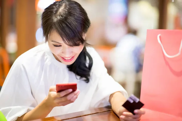 Ženy Používají Telefon Kreditní Kartu Restauraci — Stock fotografie
