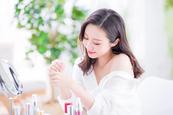 Jovem Mulher Beleza Aplicando Creme Mão Casa — Fotografia de Stock