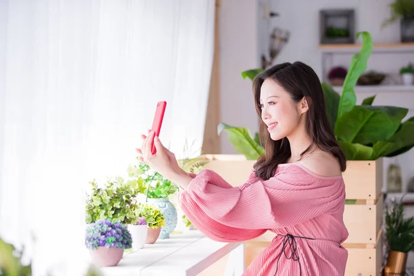 Mulher Bonita Tirar Uma Selfie Por Telefone Inteligente — Fotografia de Stock