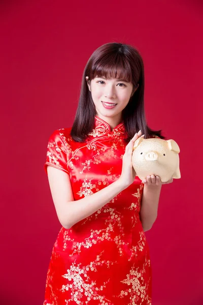 Mulher Beleza Usar Cheongsam Mostrar Banco Porco Dourado Ano Novo — Fotografia de Stock