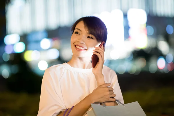 Kobiety Mówią Telefon Torba Zakupy Nocy — Zdjęcie stockowe