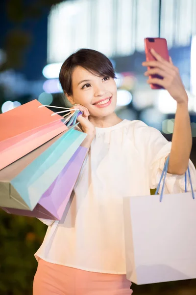 Γυναίκα Λάβει Τσάντα Για Ψώνια Και Selfie Ευτυχώς Νύχτα — Φωτογραφία Αρχείου
