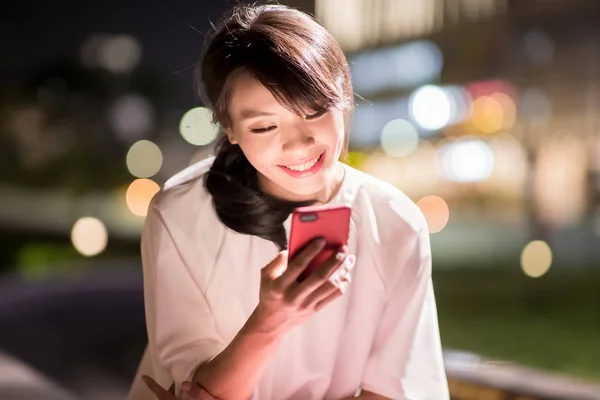 Vrouw Gebruik Van Telefoon Gelukkig Met Winkelcentrum Nachts — Stockfoto