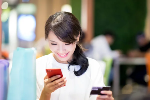 Vrouw Gebruik Telefoon Credit Card Het Restaurant — Stockfoto