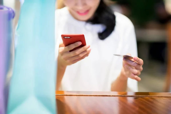Zbliżenie Kobieta Użytkowania Telefonu Karty Kredytowej Restauracji — Zdjęcie stockowe