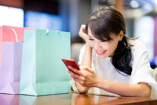 Kobieta Pomocą Telefonu Szczęśliwie Jej Torba Zakupy Restauracji — Zdjęcie stockowe