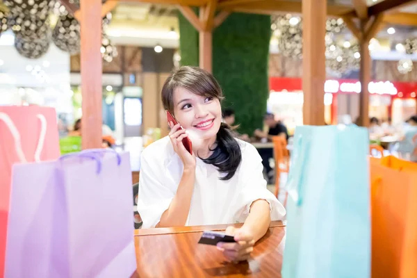 Kobiety Mówią Telefon Szczęśliwie Jej Koszyka Karty Kredytowej Restauracji — Zdjęcie stockowe