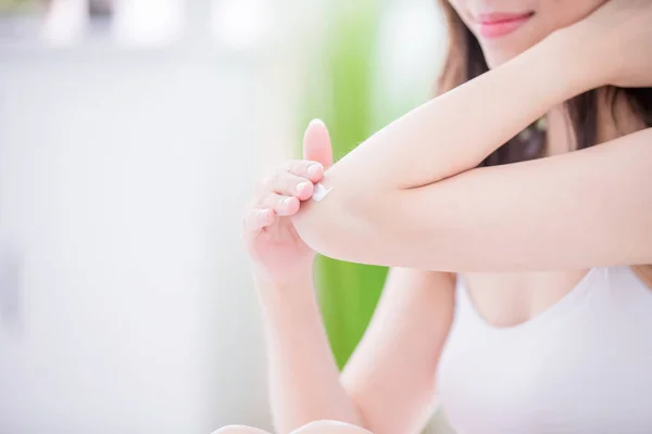 Young Skin Care Woman Applying Elbow Cream Home — Stock Photo, Image
