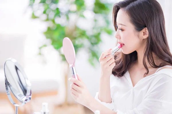 Wanita Cantik Menggunakan Lipstik Dan Melihat Cermin Rumah — Stok Foto
