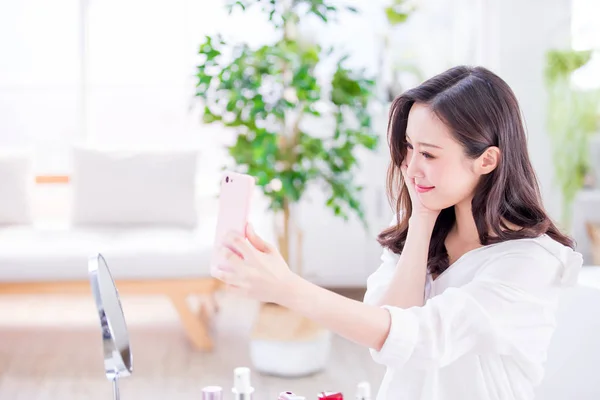 美容女性は自宅 Selfie を取る — ストック写真