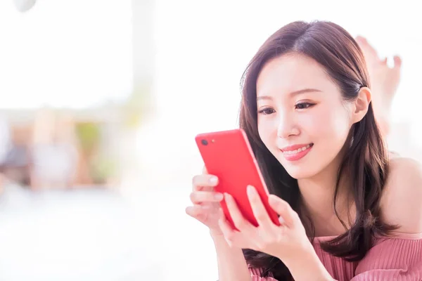 Молода Жінка Використовує Смартфон Відчуває Себе Щасливою Вдома — стокове фото