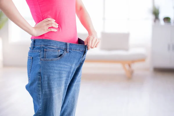 Mujer Belleza Mostrar Pantalones Vaqueros Sueltos Con Concepto Pérdida Peso — Foto de Stock