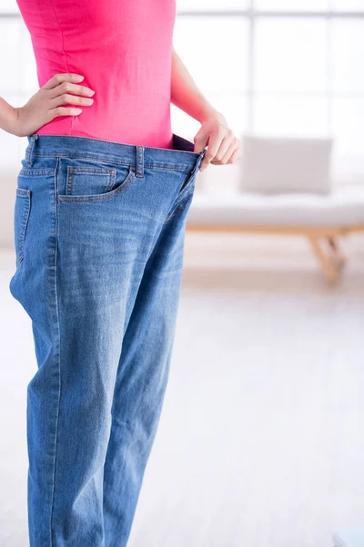 Mujer Belleza Mostrar Pantalones Vaqueros Sueltos Con Concepto Pérdida Peso — Foto de Stock