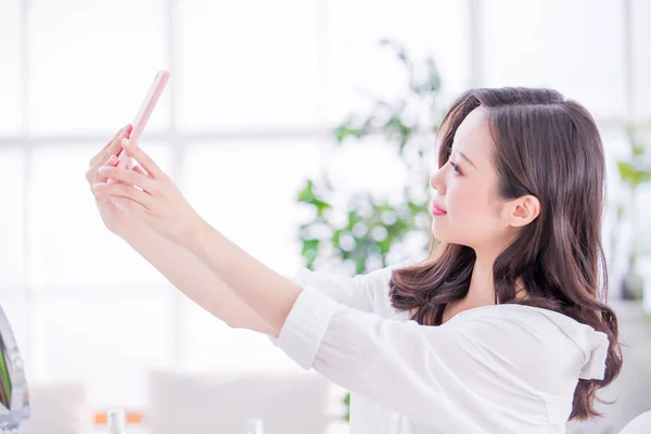 Mulher Beleza Tirar Uma Selfie Casa — Fotografia de Stock