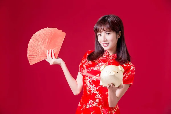 Schoonheid Vrouw Vertonen Golden Pig Bank Hongbao Chinees Nieuwjaar — Stockfoto