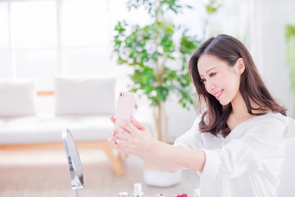 Mulher Beleza Tirar Uma Selfie Casa — Fotografia de Stock