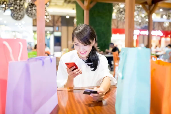 Kvinnan Använda Telefon Och Kreditkort Restaurangen — Stockfoto