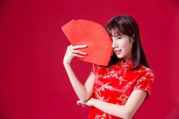 Schoonheid Vrouw Cheongsam Draagt Hongbao Chinees Nieuwjaar Weergeven — Stockfoto