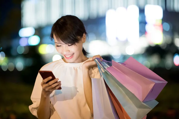 Mujer Usar Teléfono Felizmente Tomar Bolsa Compras Por Noche —  Fotos de Stock