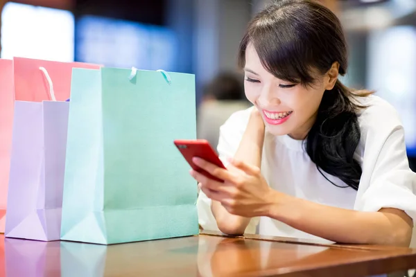 Mujer Usar Teléfono Felizmente Con Bolsa Compras Restaurante —  Fotos de Stock