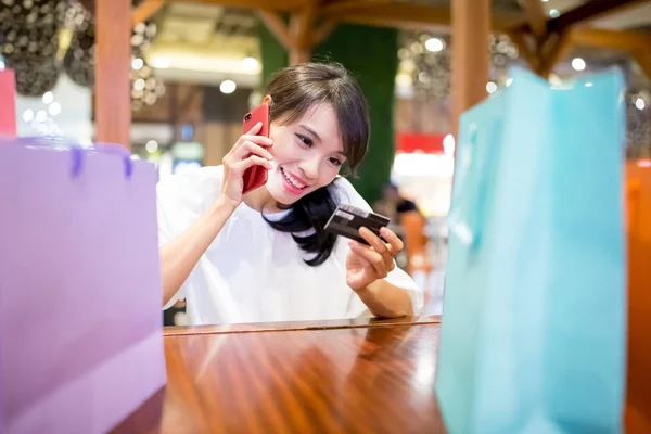 Žena Hovoří Telefon Šťastně Nákupní Taškou Kreditní Karty Restauraci — Stock fotografie