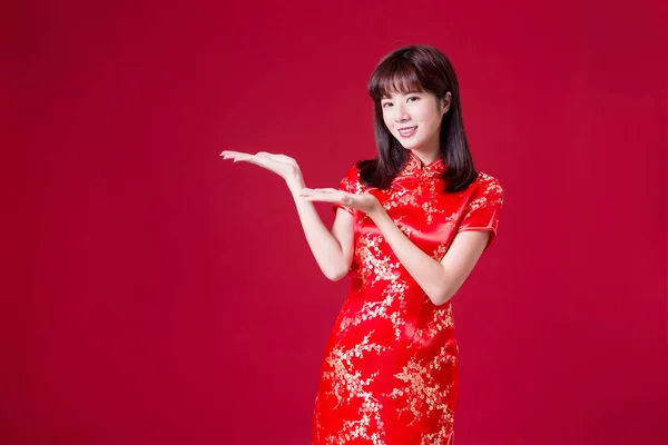 Mulher Beleza Usar Cheongsam Mostrar Algo Ano Novo Chinês — Fotografia de Stock