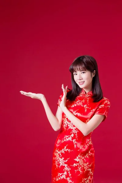 Schoonheid Vrouw Cheongsam Dragen Iets Het Chinees Nieuwjaar Weergeven — Stockfoto