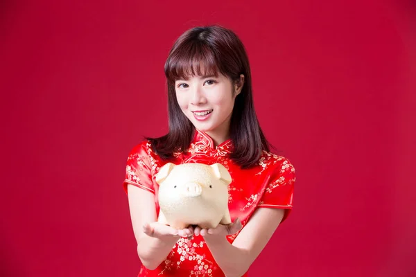 Schönheitskönigin Trägt Cheongsam Und Zeigt Goldenes Sparschwein Chinesischen Neujahr — Stockfoto