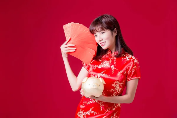 Schoonheid Vrouw Gouden Spaarvarken Rode Envelop Weergeven Het Chinees Nieuwjaar — Stockfoto