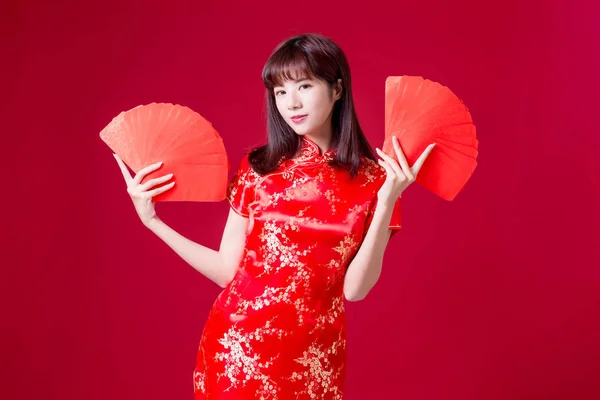 Mulher Beleza Usar Cheongsam Mostrar Envelope Vermelho Ano Novo Chinês — Fotografia de Stock