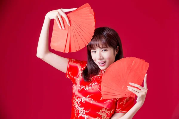 Schoonheid Vrouw Cheongsam Draagt Hongbao Chinees Nieuwjaar Weergeven — Stockfoto