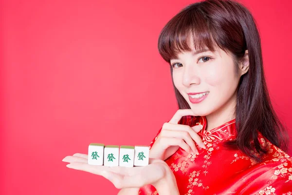 Schönheit Frau Tragen Cheongsam Und Zeigen Mahjong Ihnen Reichen Text — Stockfoto