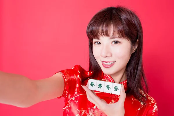 Mulher Beleza Usar Cheongsam Mostrar Mahjong Para Você Texto Rico — Fotografia de Stock