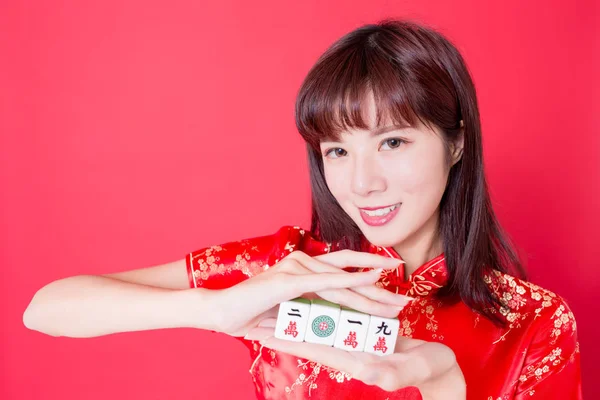 Schönheit Frau Zeigen Mahjong Reich Und 2019 Zehntausend Chinesischem Wort — Stockfoto
