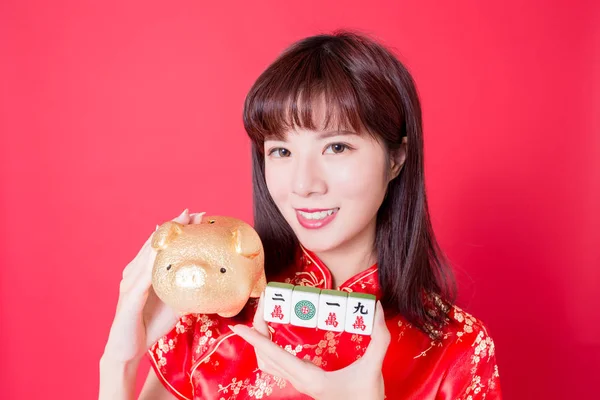 Wanita Cantik Memegang Mahjong Dengan Bank Babi Emas Kaya Dan — Stok Foto