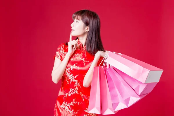 Schoonheid Vrouw Dragen Cheongsam Blik Kopie Ruimte Houd Boodschappentassen Chinees — Stockfoto