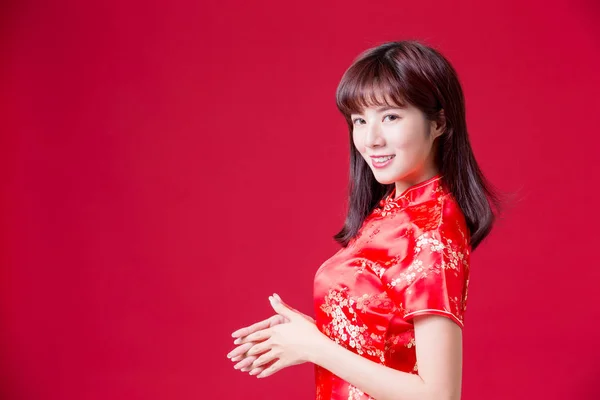 Schönheit Frau Tragen Cheongsam Und Lächeln Sie Chinesischen Neujahr — Stockfoto