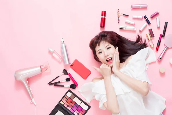 Mooie Jongedame Glimlach Opdagen Duim Met Haar Cosmetische Make Tools — Stockfoto