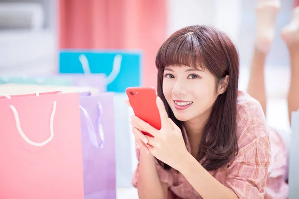 Młoda Kobieta Uśmiech Dla Ciebie Zakupy Internecie Inteligentny Telefon Domu — Zdjęcie stockowe